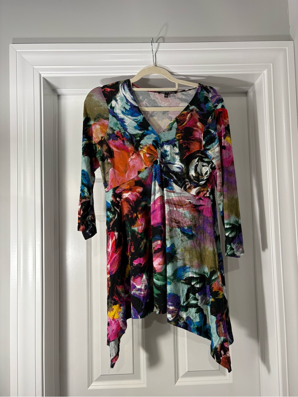 Cable & Gauge Women's Multicolor V-Neck Floral Twist Front Top